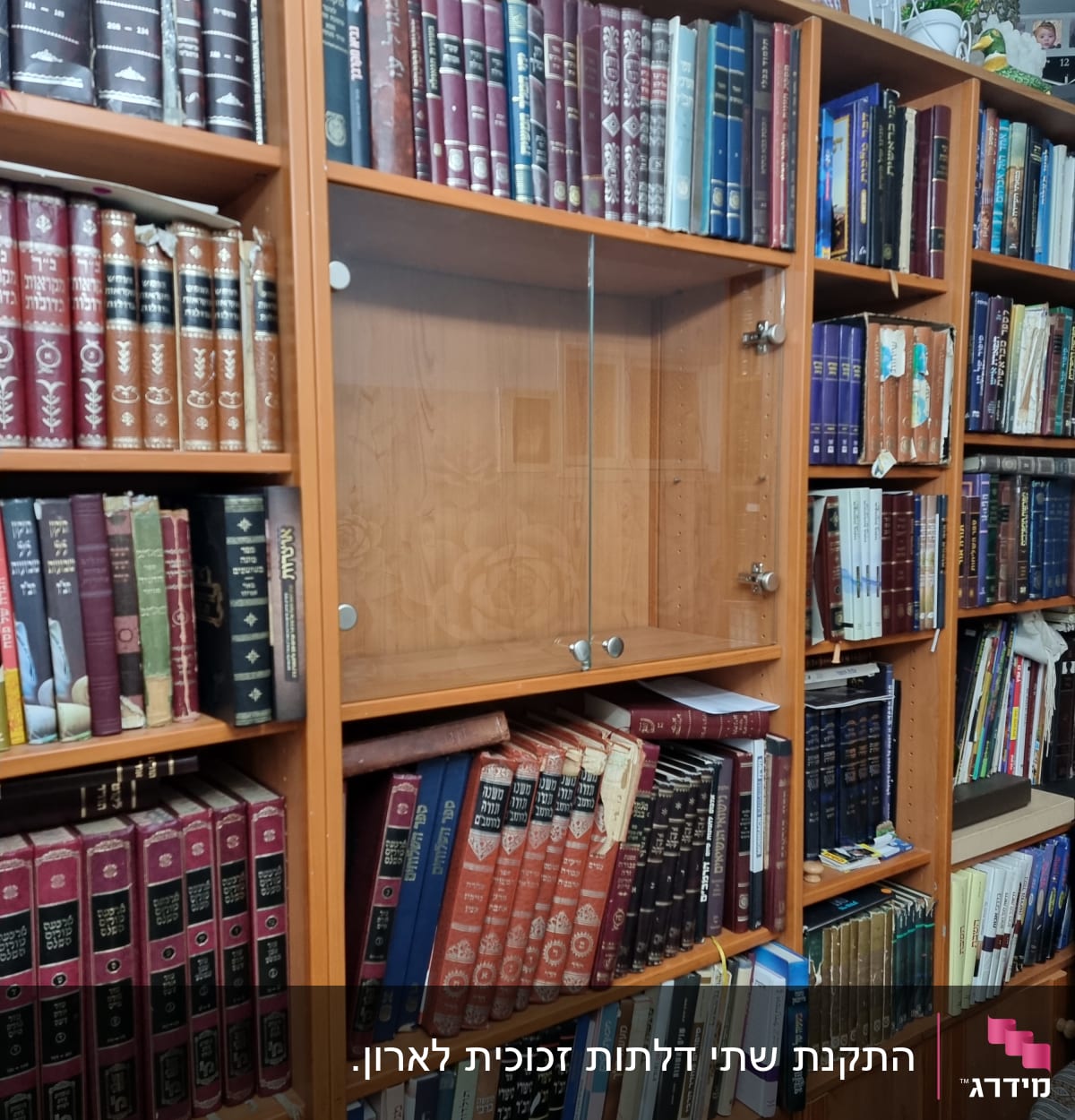 דלתות זכוכית בארון ספרים מעץ